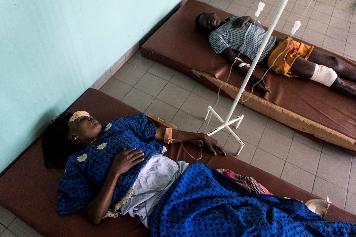 A Congolese Catholic faithful recovers from a rubber bullet wound he received during a demonstration calling for the President of the Democratic Republic of the Congo to step down, on December 31, 2017 in Kinshasa.  AFP / John Wessels