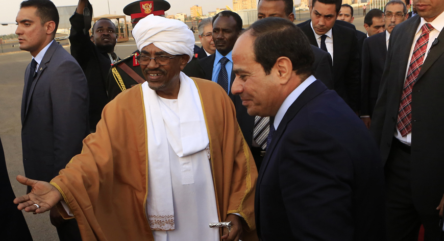 Sudanese President Omar al-Bashir (L) gestures to Egyptian President Abdel Fattah al-Sisi at Khartoum International Airport, June 27, 2014. Reuters/Mohamed Nureldin Abdallah