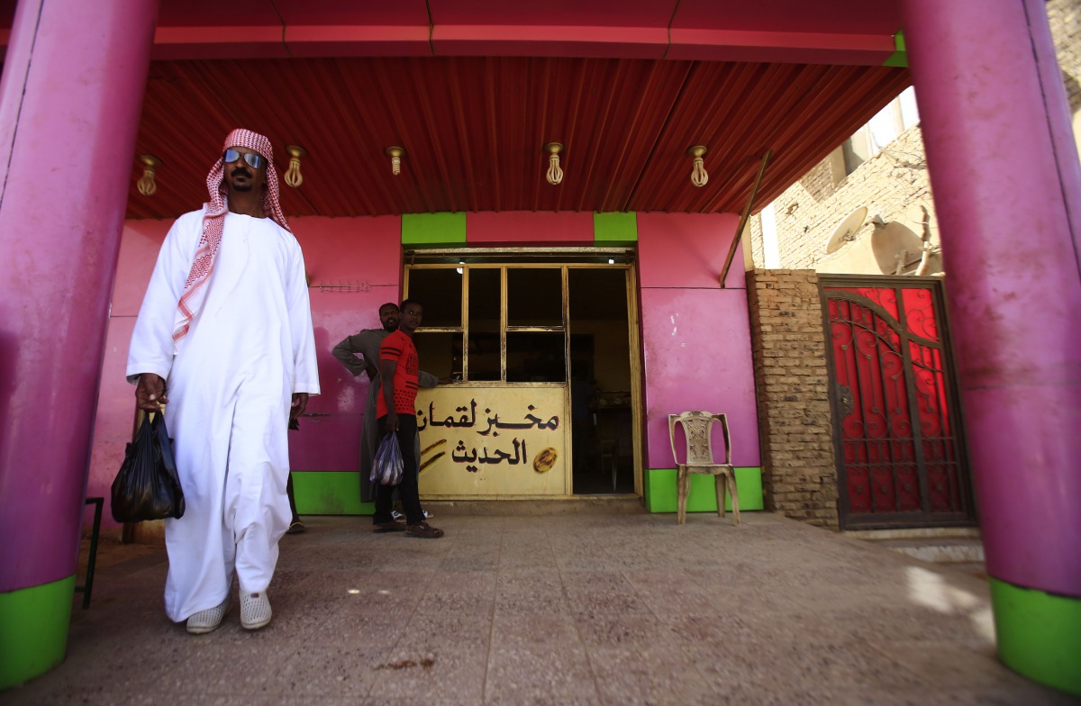A Sudanese man leaves a bakery with a bag of bread in the capital Khartoum on January 5, 2018.  AFP / Ashraf Shazly