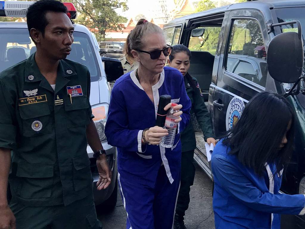 Australian national Tammy Davis-Charles (C) is escorted by Cambodian prison guard to the Court of Appeal in Phnom Penh on January 8, 2018. / AFP / TANG CHHIN SOTHY