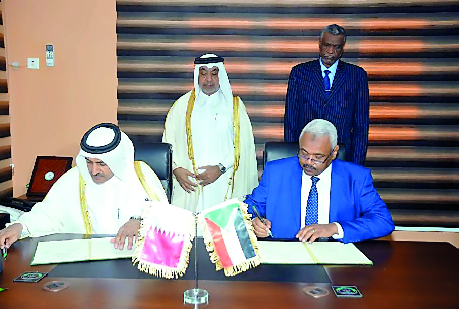 Qatar’s Attorney-General H E Dr Ali bin Fetais Al Marri and Sudan’s Attorney General Maulana Omar Ahmed Mohammed signing the MoU.