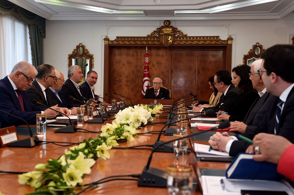 Tunisian President Beji Caid Essebsi (C) attends a meeting with political parties, unions and employers on January 13, 2018 in Tunis, following unrest triggered by austerity measures. (AFP / FETHI BELAID)