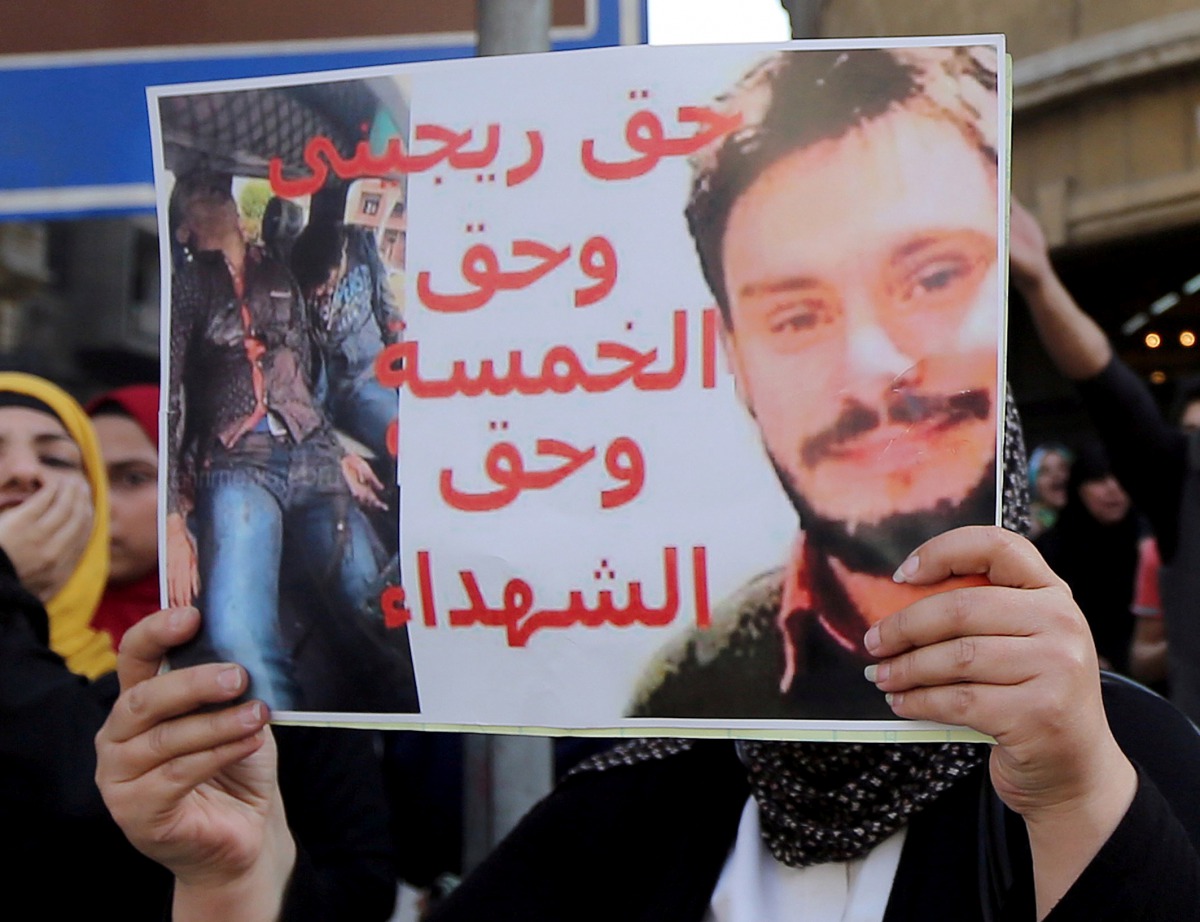 Egyptian activists holds a poster calling for justice for Giulio Regeni during a demonstration in Cairo, April 15, 2016 (Reuters) 