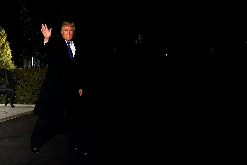US President Donald Trump waves as he walks out from the White House in Washington, US, as he departs to attend the 2018 World Economic Forum in Davos, Switzerland, January 24, 2018. REUTERS/Yuri Gripas
