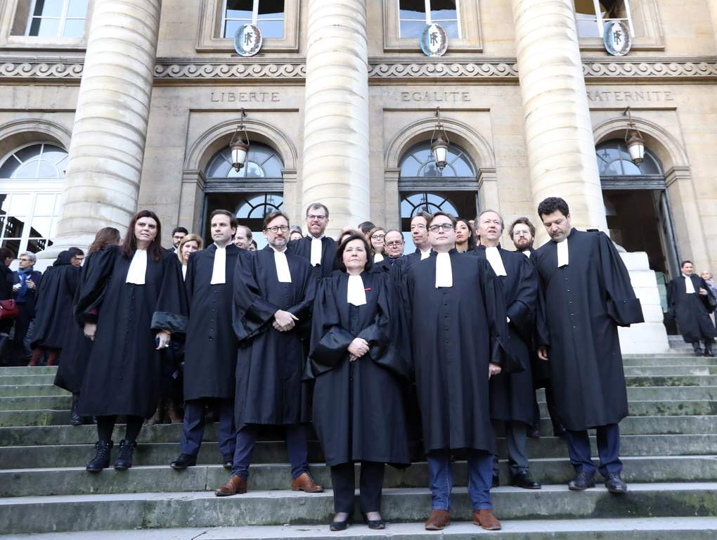 Lawyers gather on the stairs of Paris court house on January 26, 2018 during a demonstration to draw attention on the deterioration of living conditions in jail due to the strike of prison guards. / AFP / JACQUES DEMARTHON
