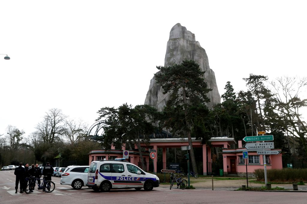 Police officers patrol outside of the Paris Zoological Park in the Bois de Vincennes, eastern Paris, on January 26, 2018, following the escape of nearly 50 baboons from their enclosure. / AFP / Thomas SAMSON