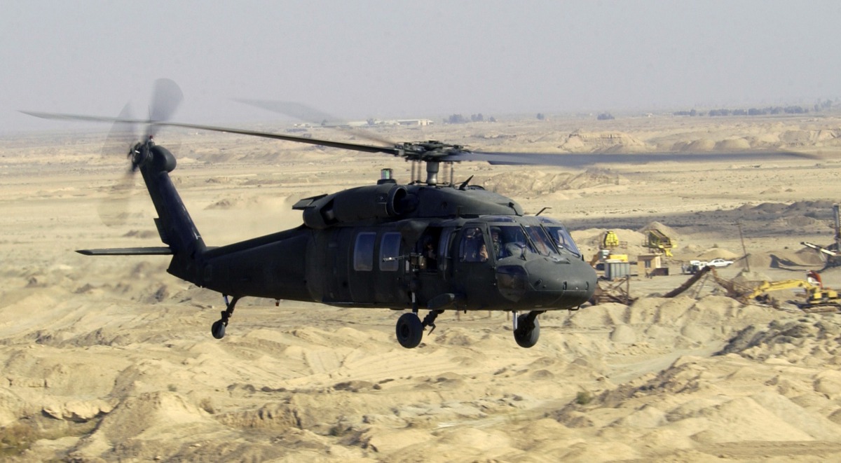 UH-60L Blackhawk helicopter flies a low-level mission over Iraq (SSGT Suzanne M. Jenkins, USAF / Defenseimagery.mil / Wikimedia Commons)