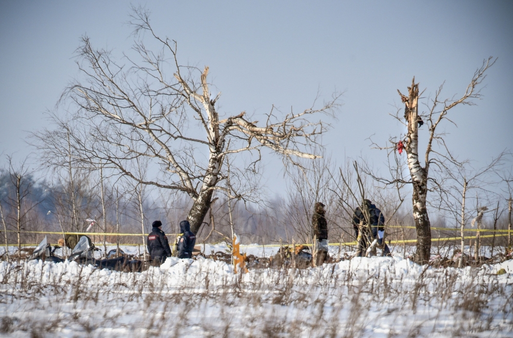 Russian Emergency Ministry rescuers work at the site of a plane crash in Ramensky district, on the outskirts of Moscow on February 12, 2018. AFP / Vasily MAXIMOV 