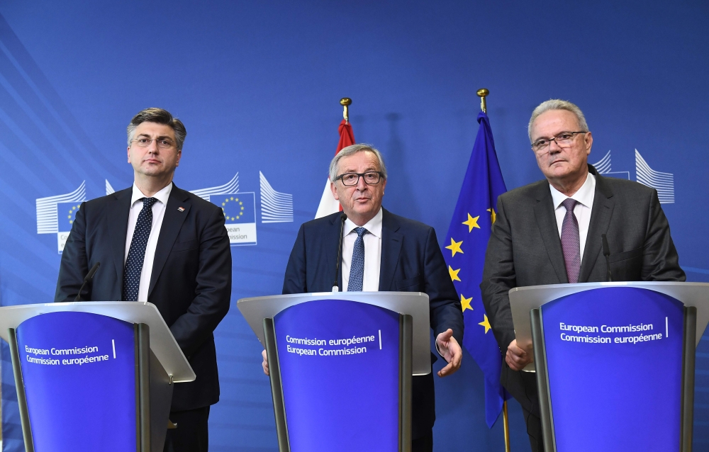 (FromL) Croatian Prime Minister Andrej Plenkovic, European Commission President Jean-Claude Juncker and EU Commissioner Neven Mimica address a press conference at the European Commission in Brussels on February 14, 2018. AFP / EMMANUEL DUNAND