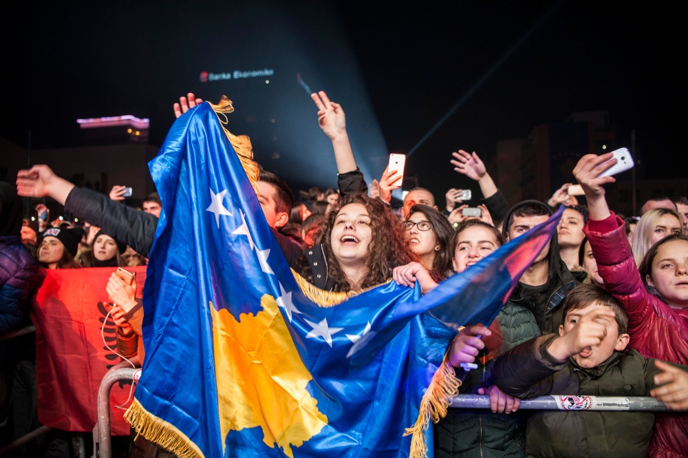 Kosovo's Albanians wave Kosovo flag during a concert by Kosovo-born British singer and actress Rita Ora in Pristina on February 17, 2018 on the occasion of the 10th anniversary of Kosovo Independence. AFP / Armend Nimani 