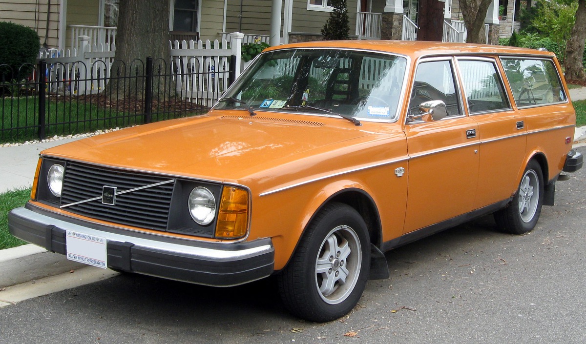 1975 Volvo 245 DL photographed in Washington DC (Wikimedia Commons)