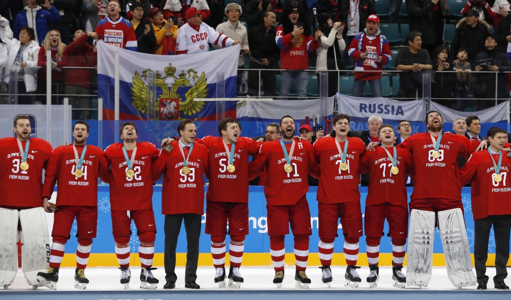 Russian team sings their national anthem while wearing their gold medals. REUTERS/Grigory Dukor