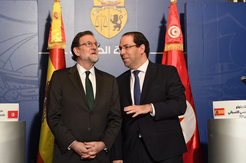 Spanish Prime Minister Mariano Rajoy (L) speaks with his Tunisian counterpart Youssef Chahed after their meeting on February 26, 2018 in Tunis. AFP / Fethi Belaid