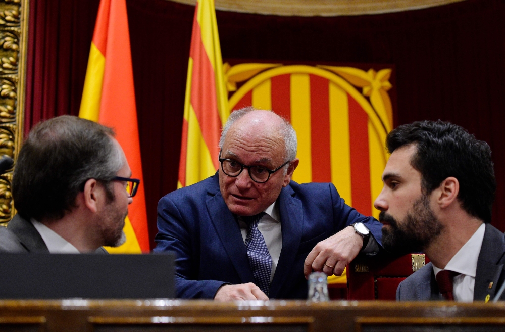 Counsel of Catalonia's parliament Xavier Muro (C) talks with President of Catalonia's parliament Roger Torrent (R) and Vice-president of Catalonia's parliament Josep Costa during a session on March 1, 2018 in Barcelona. AFP / LLUIS GENE
