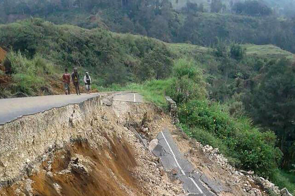 File photo shows damage to a road near Mendi in Papua New Guinea's highlands region after a 7.5-magnitude earthquake, February 27, 2018. / AFP / Melvin LEVONGO 