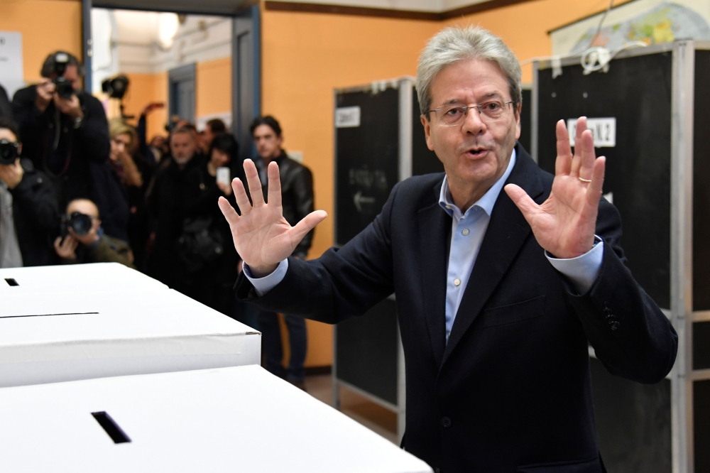 Italian Prime Minister Paolo Gentiloni, gestures after casting his ballot on March 4, 2018 at a polling station in Rome. AFP / Andreas Solaro 
