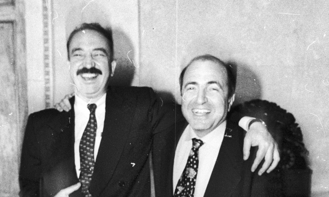 A picture taken on October 28, 1994 shows the general director of Avtovaz company Nikolai Glushkov (L) and the general director of the All-Russian Automobile Alliance (AVVA) Boris Berezovsky posing during a briefing in Moscow.  AFP / Kommersant Photo / An