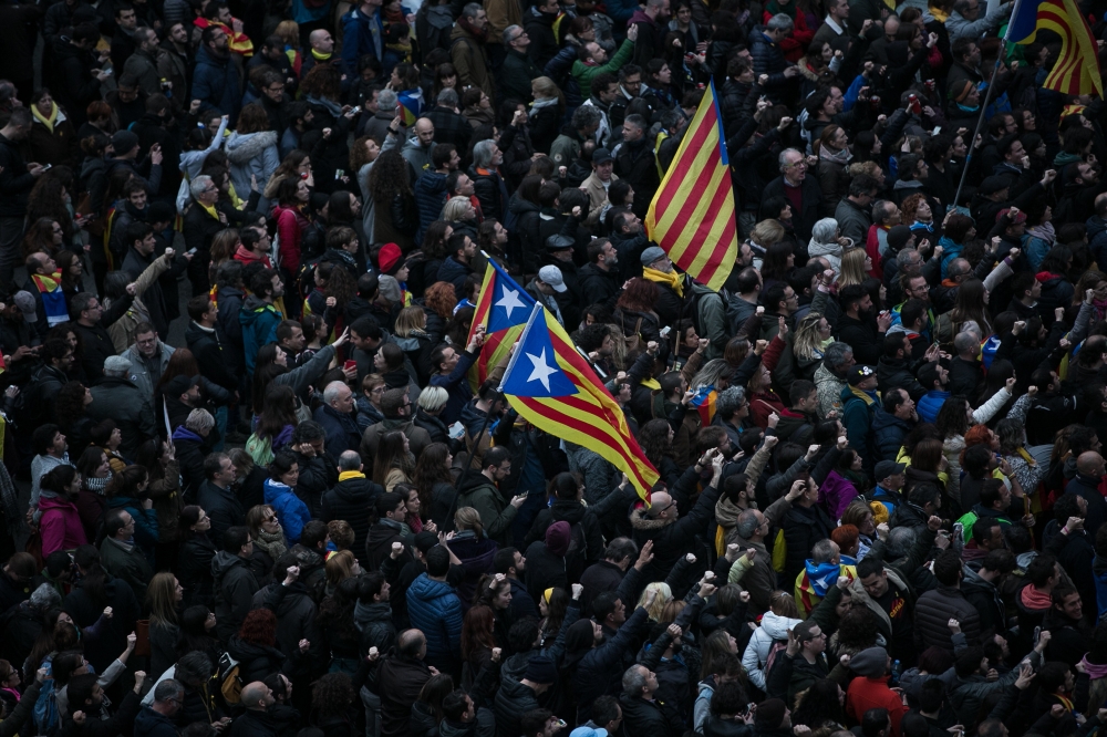 Protesters clash with riot police blocking the road leading to the central government office in Barcelona during a demonstration in Barcelona, Spain on March 25, 2018 after Catalonia's former president Carles Puigdemont was arrested in Germany by German p