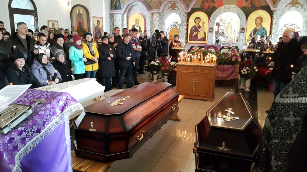 People attend a commemorative ceremony held at a church for the victims of deadly shopping mall fire on Monday that killed 64 people, in Kemerovo, Russia on March 28, 2018. (Anton Bayev/Anadolu Agency)
