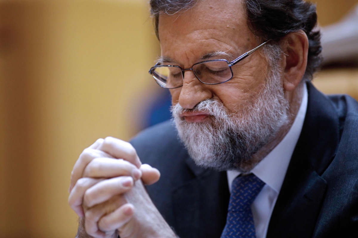 Prime Minister Mariano Rajoy gestures as he attends a session of the Upper House of Parliament in Madrid on October 27, 2017 (AFP / Oscar Del Pozo) 