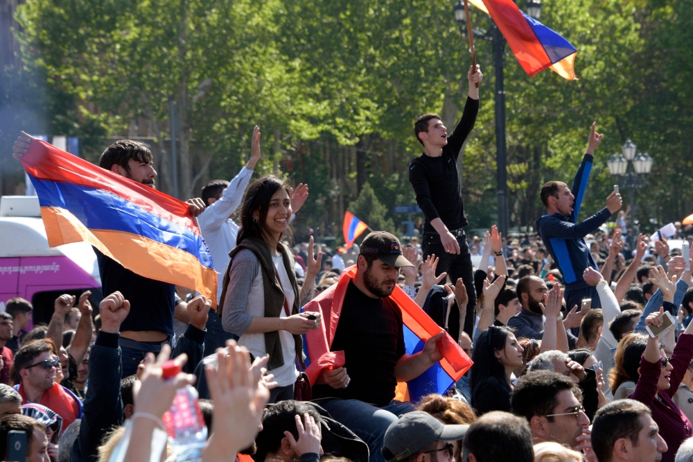 People celebrate after the release of the leader of Armenia's mass anti-government protests Nikol Pashinyan in Yerevan on April 23, 2018. / AFP / KAREN MINASYAN
