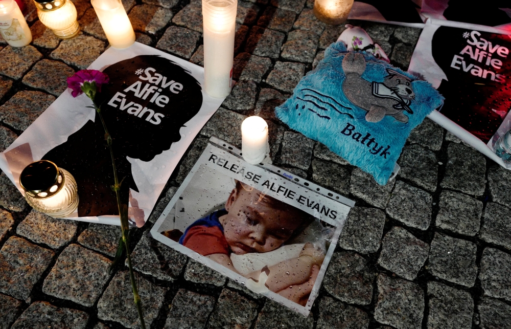 Candles and placards are pictured during a protest in support of Alfie Evans, in front of the British Embassy building in Warsaw, Poland April 26, 2018. REUTERS/Kacper Pempel
 