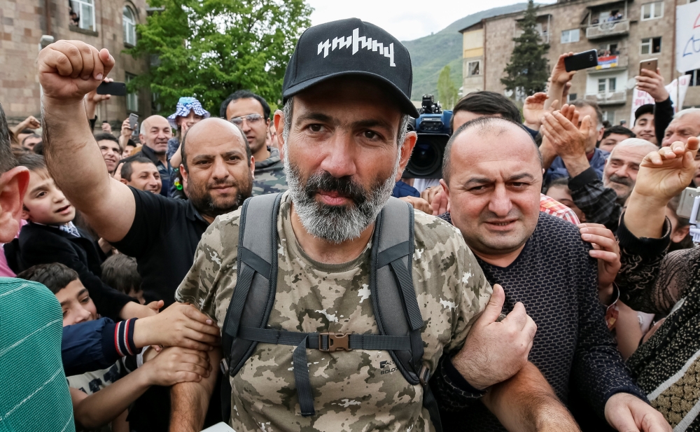 People greet Armenian opposition leader Nikol Pashinyan as he arrives at a rally in the town of Ijevan, Armenia April 28, 2018. Reuters/Gleb Garanich