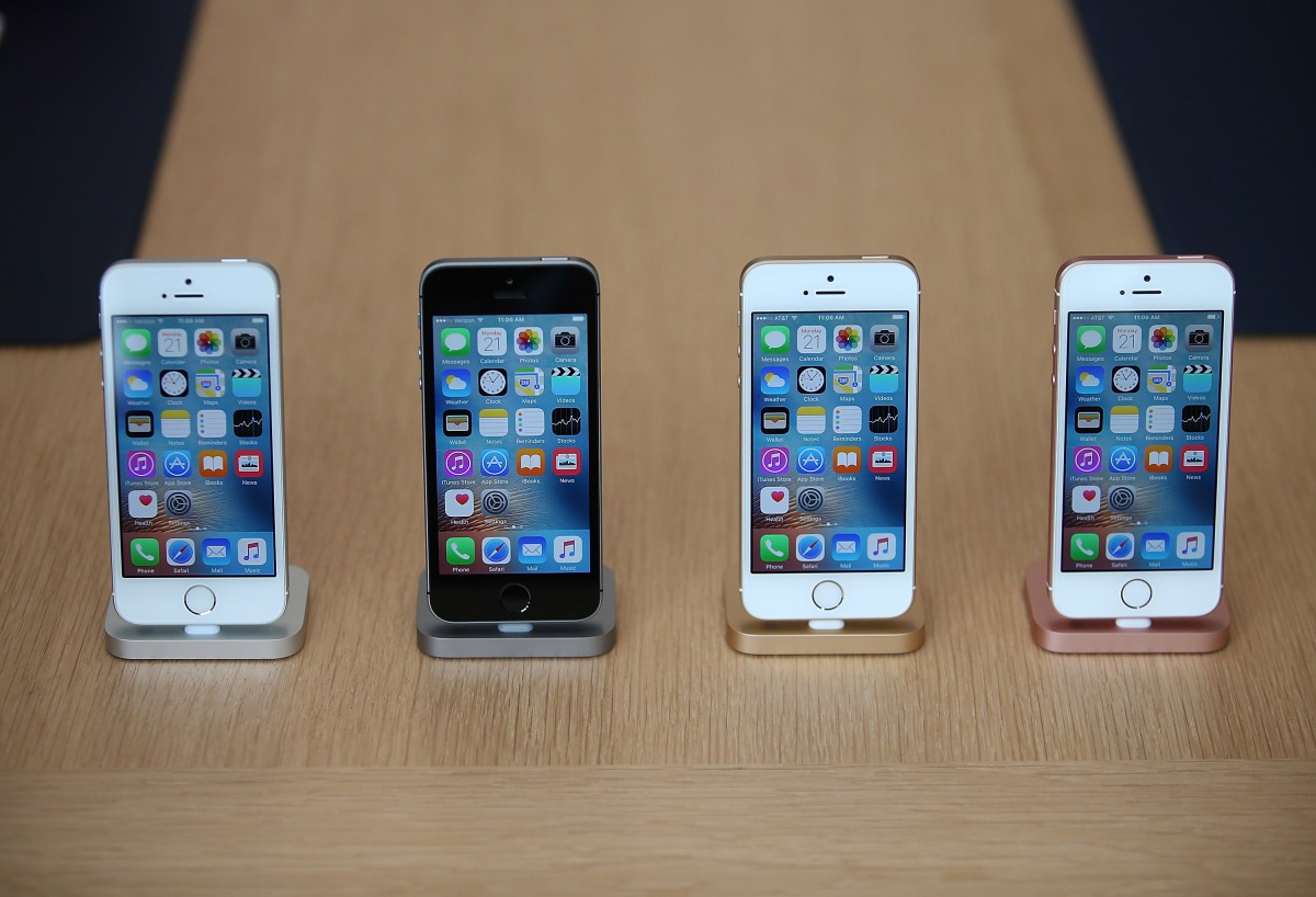 The new iPhone SE is displayed during an Apple special event at the Apple headquarters on March 21 2016 in Cupertino, California. (Justin Sullivan /Getty Images /AFP) 