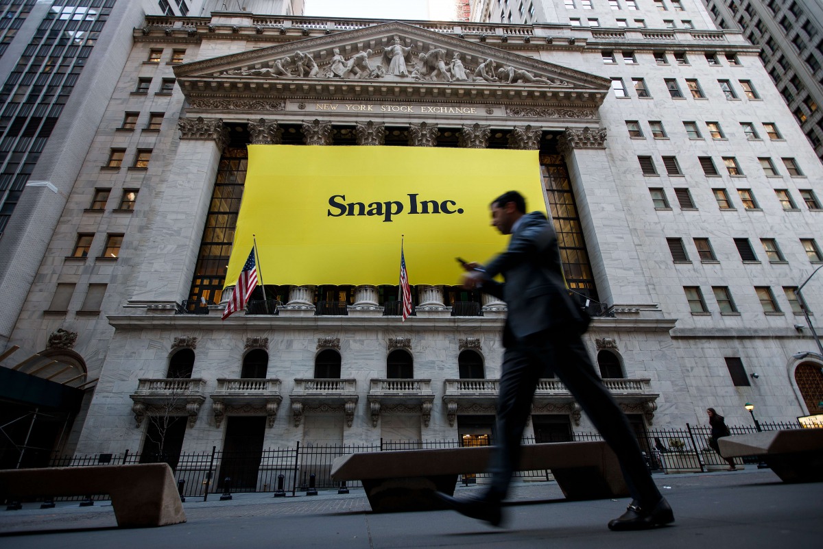 Signage for Snap Inc, parent company of Snapchat, adorns the front of the NYSE, March 2, 2017.  (Drew Angerer / Getty Images / AFP) 