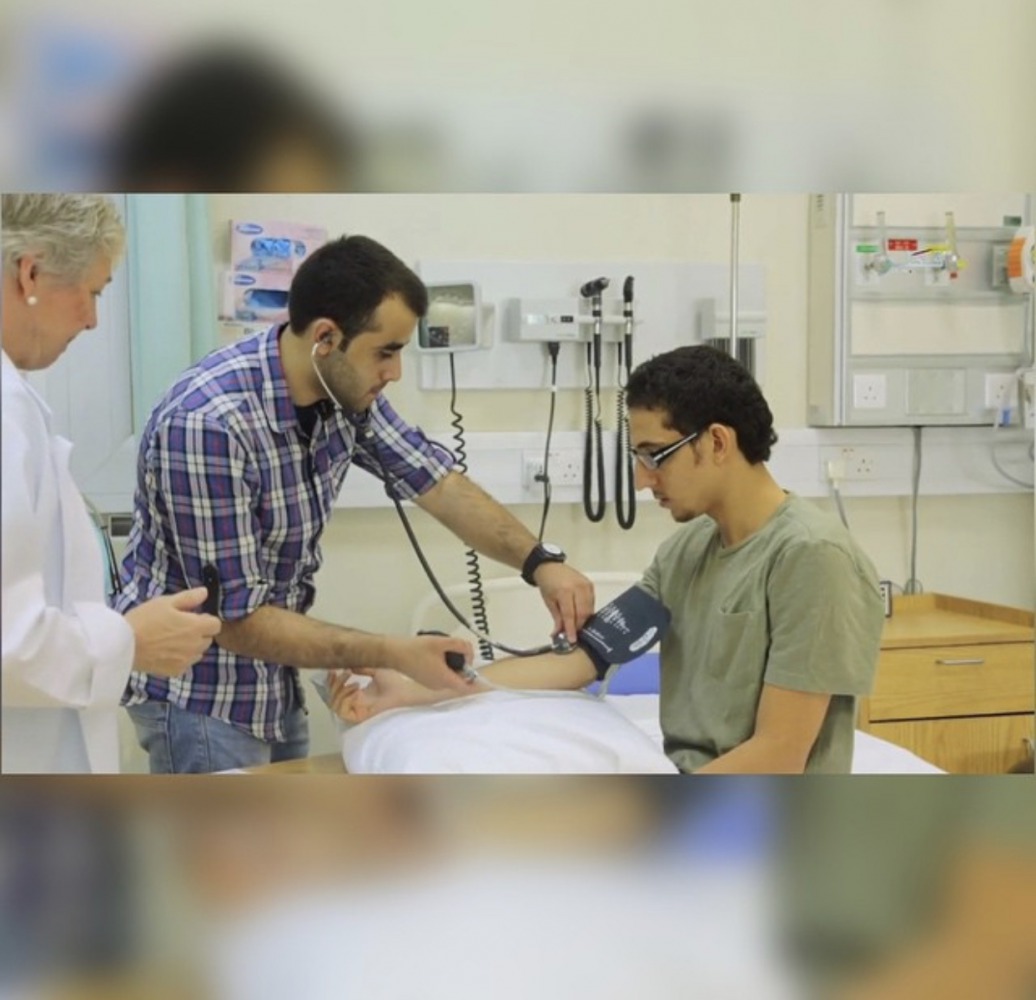 Yousef Abu Kharmh, who is graduating with a Bachelor of Nursing at UCQ, caring a patient at a hospital. 