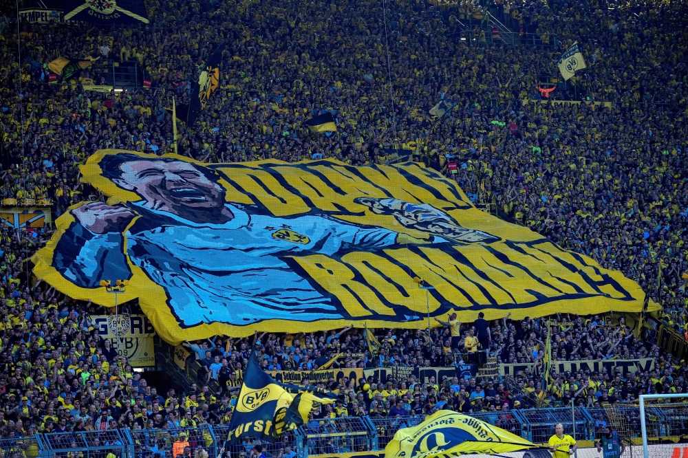 Supporters deploy a giant banner to thank Dortmund's goalkeeper Roman Weidenfeller, who leaves the club, at the end of the German first division Bundesliga football match Borussia Dortmund vs Mainz 05 in Dortmund, western Germany, on May 5, 2018. AFP / SA
