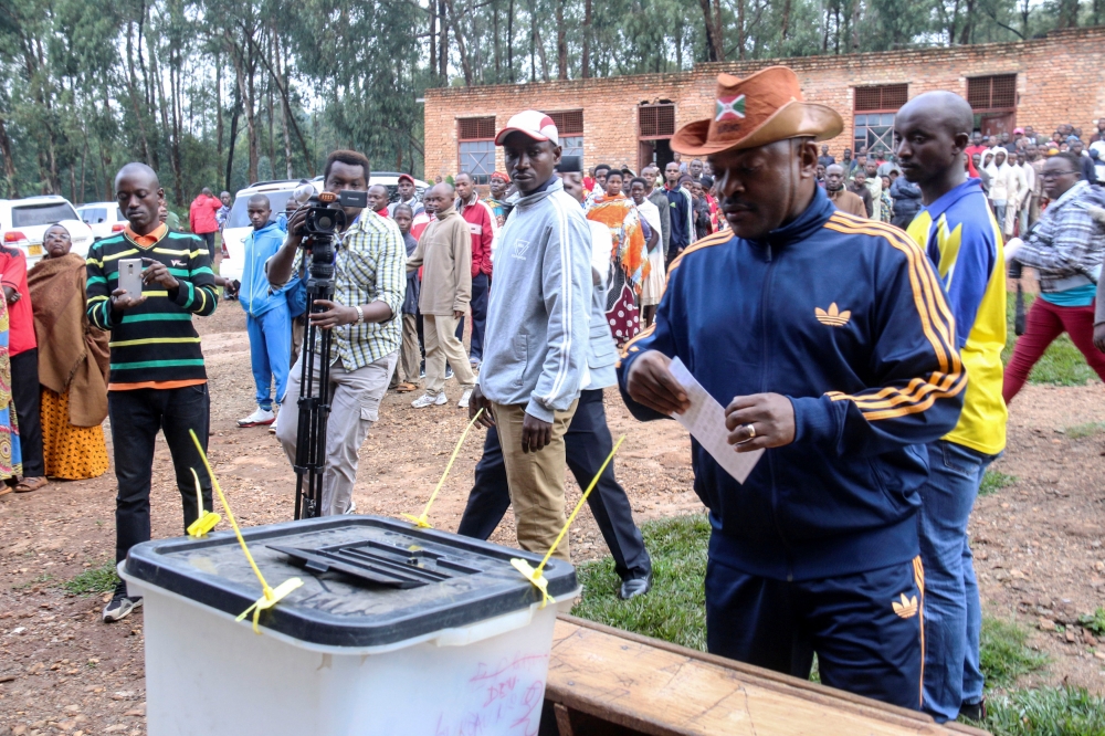 Burundi President Pierre Nkurunziza casts his ballot at a polling centre during the constitutional amendment referendum at School Ecofo de Buye in Mwumba commune in Ngozi province, northern Burundi, May 17, 2018. REUTERS/Evrard Ngendakumana