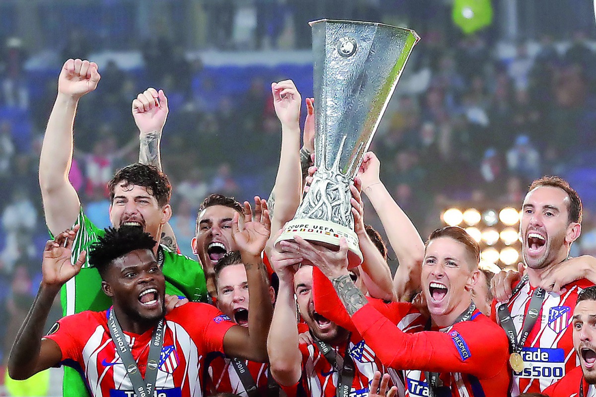 Atletico Madrid's Gabi and Fernando Torres lift the trophy as they celebrate winning the Europa League Reuters/Peter Cziborra   