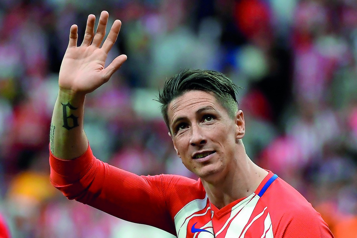 Atletico Madrid's Spanish forward Fernando Torres waves at fans during a tribute at the end of the Spanish league football match between Club Atletico de Madrid and SD Eibar at the Wanda Metropolitano stadium in Madrid on May 20, 2018.  AFP / Gabriel Bouy