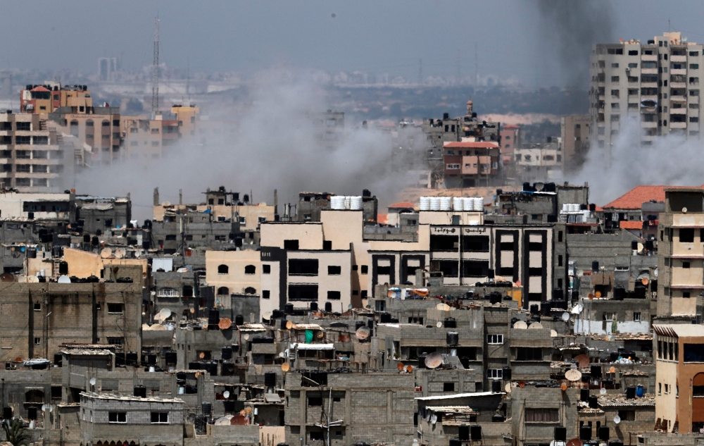 A picture taken from Gaza City on May 29, 2018, shows a smoke billowing in the background following an Israeli air strike on the Palestinian enclave.  / AFP / THOMAS COEX 