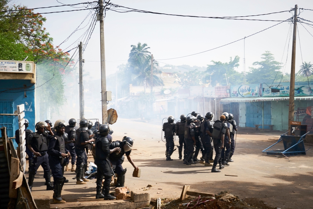 Malian anti-riot police officers arrive to control a demonstration against the lack of transparency of the presidential election's campaign, on June 2, 2018 in Bamako. AFP / Michele CATTANI