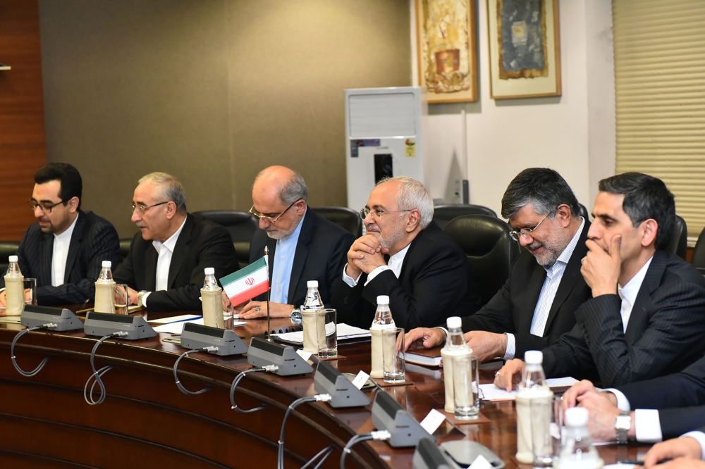 This handout photo taken on May 28, 2018 and released by the Indian Ministry of Foreign Affairs shows Iranian Foreign Minister Mohammad Javad Zarif (C) and his delegation meeting with Indian Foreign Minister Sushma Swaraj in New Delhi.   AFP / INDIAN MINI