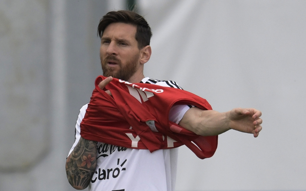 Argentina's forward Lionel Messi takes part in a training session at the team's base camp in Bronnitsy, near Moscow, on June 19, 2018, during the Russia 2018 World Cup football tournament. / AFP / JUAN MABROMATA
