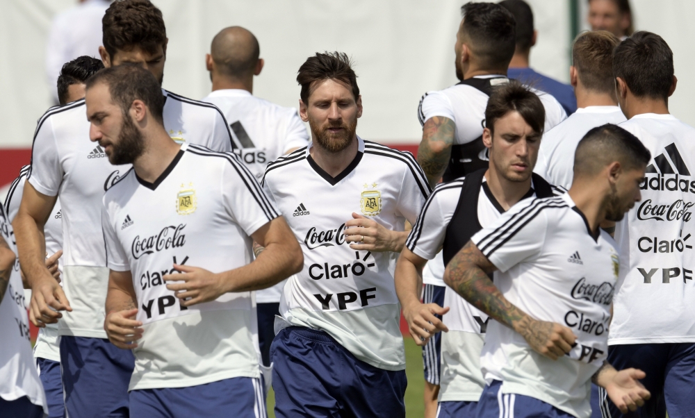 Argentina's forward Lionel Messi (C) attends a training session at the team's base camp in Bronnitsy, near Moscow, Russia on June 24, 2018. (AFP / JUAN MABROMATA)
