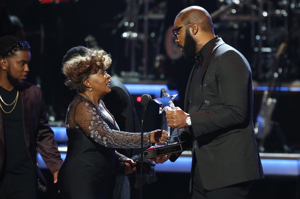 Tyler Perry (R) presents the Lifetime Achievement Award to Anita Baker. REUTERS/Mario Anzuoni
 