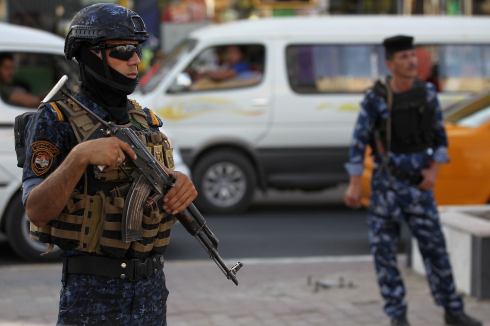 File photo of the members of the Iraqi Federal Police patroling the streets of Baghdad's Shula district, on June 29, 2018. / AFP / AHMAD AL-RUBAYE 
