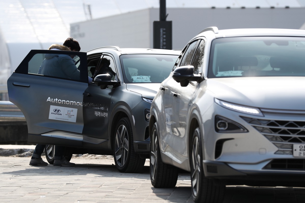 An engineer looks inside a Hyundai Motor Co. Nexo autonomous fuel cell electric vehicle in Pyeongchang, South Korea, on Feb. 20, 2018. Bloomberg photo by SeongJoon Cho
