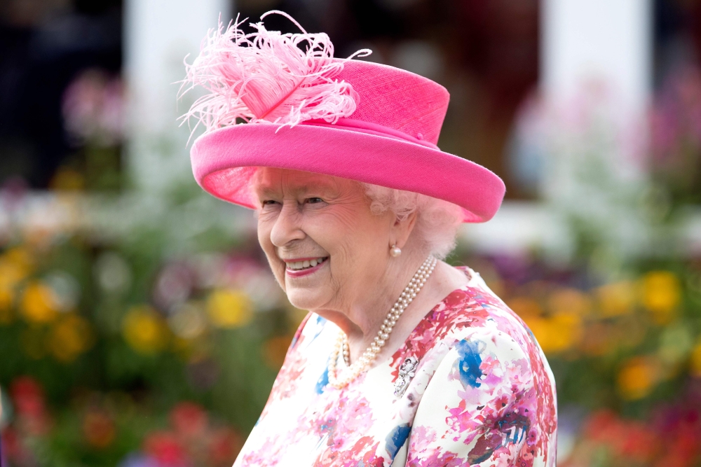 Britain's Queen Elizabeth II hosts the annual garden party at the Palace of Holyroodhouse in Edinburgh on July 4, 2018. / AFP / POOL / Jane Barlow