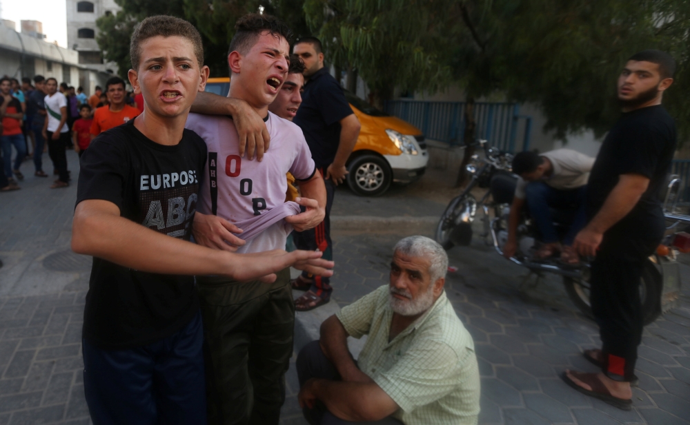 Relatives of a palestinian teenager who was killed in an Israeli air strike, react in Gaza City July 14, 2018. (REUTERS/Ibraheem Abu Mustafa)