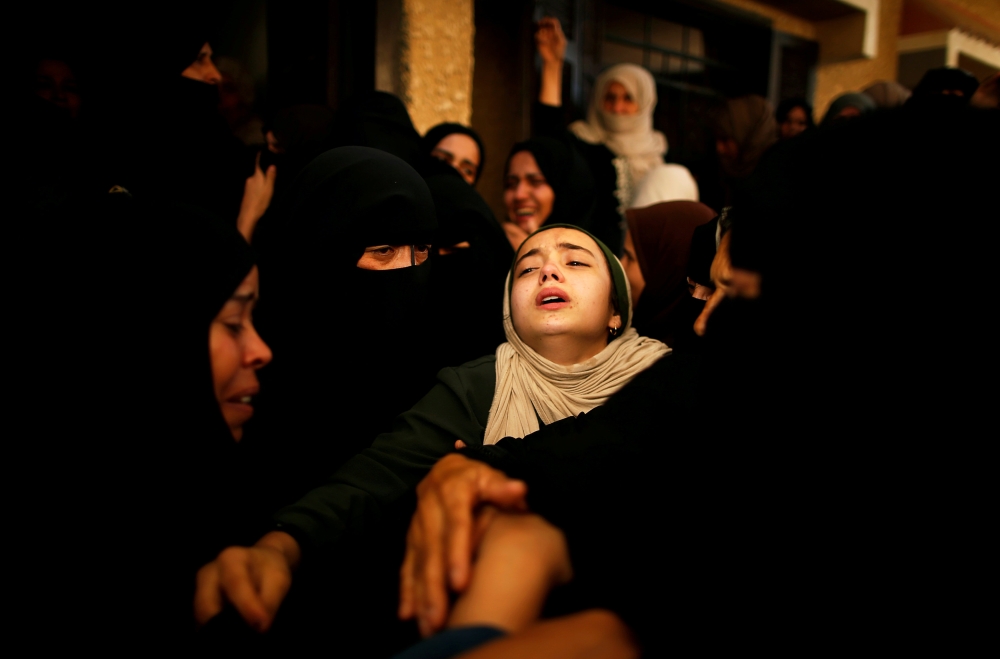 Relatives of Palestinian militant Mohammed Abu Dakah, 31, who was killed in an Israeli strike, mourn during his funeral in Khan Younis in the southern Gaza Strip July 21, 2018. Reuters/Suhaib Salem 