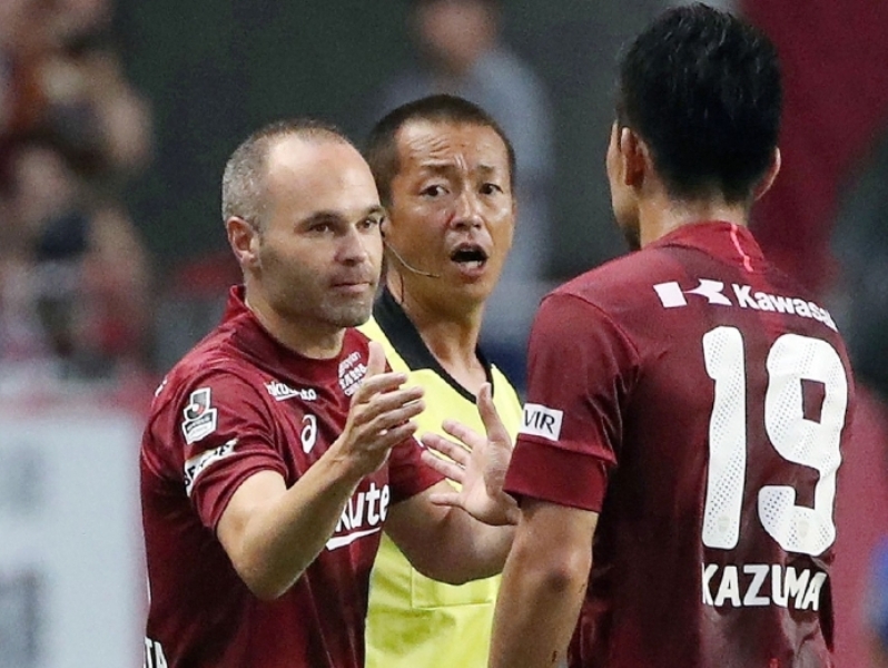 J-League club team Vissel Kobe's new signing, Spanish player Andres Iniesta (L), reacts with a teammate during a football match against Shonan Bellmare at Noevir Stadium in Kobe, Hyogo prefecture on July 22, 2018. (AFP / JIJI PRESS)