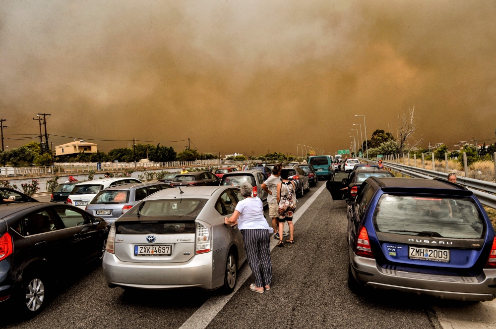 Cars are blocked at the closed National Road during a wildfire in Kineta, near Athens, on July 23, 2018. (AFP / VALERIE GACHE)
