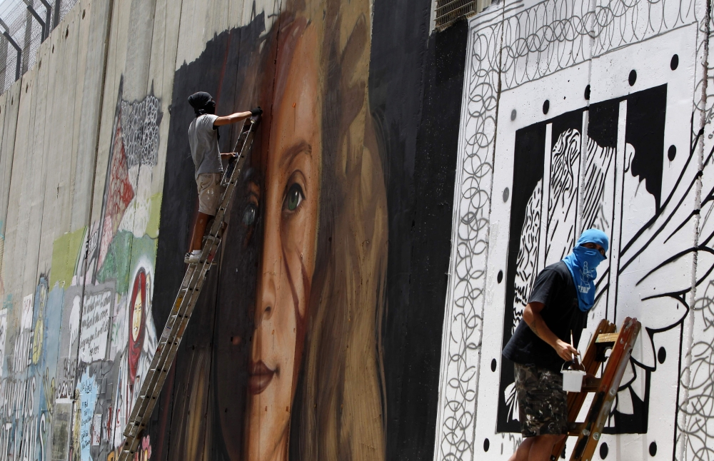 Israeli lawyer Gaby Lasky speaks with Ahed Tamimi before she stands for a hearing in the military court at Ofer military prison in the West Bank village of Betunia on January 1, 2018. (AFP / Ahmad Gharabli) 