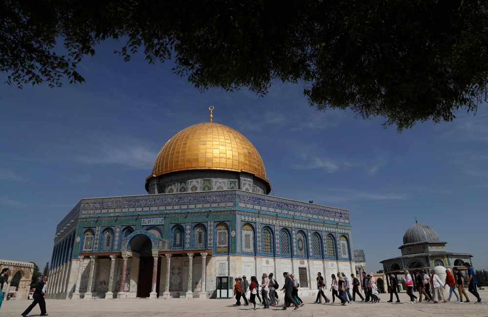 A general view shows people visiting the Dome of the Rock in the al-Aqsa mosque compound in Jerusalem Old City on March 27, 2018 (AFP / Ahmad Gharabli) 
