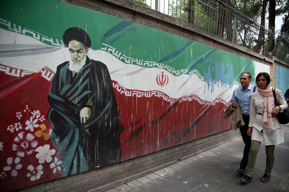 People past a mural painted on the wall of the former US Embassy in Tehran on May 9, 2018 (Fatemeh Bahrami / Anadolu Agency) 